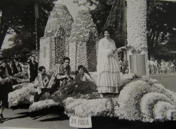 1960 Corso di Fiori - Collezione BIblioteca G.D.Romagnosi: 19 Giugno 1960 - Particolare del Carro n 21 Puglia