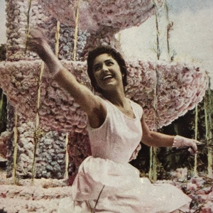 Corso dei Fiori: Anni '50 del Novecento - Fanciulla sul carro fiorito durante la sfilata saluta la folla