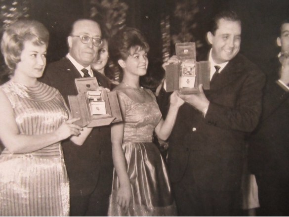  Teatro Nuovo - Collezione Biblioteca Comunale G.D. Romagnosi: 29 settembre 1960 - Festival Europeo del Juke-Box, i vincitori della gara canora con Daniele Piombi (presentatore). Ricevono il premio Corrado Lojacono e Flo Sandon's - cantanti italiani