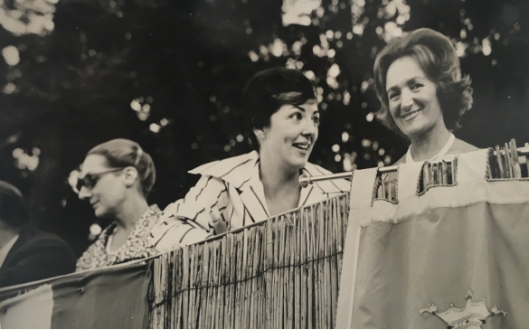 Concorso Ippico di Salsomaggiore- Collezione Biblioteca Comunale G.D. Romagnosi: 10-13 agosto 1960 - Tribuna d'onore, al centro il soprano Anna Moffo, ospite alla 38^ edizione del concorso. 
