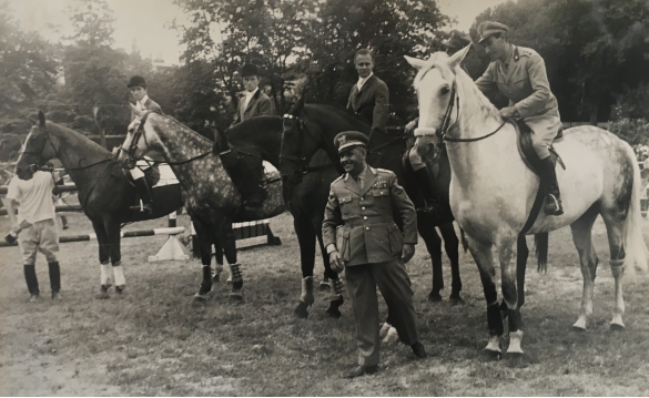 Concorso Ippico di Salsomaggiore- Collezione Biblioteca Comunale G.D. Romagnosi: 13 agosto 1960 - 38^ edizione del concorso: gruppo di cavalieri in gara