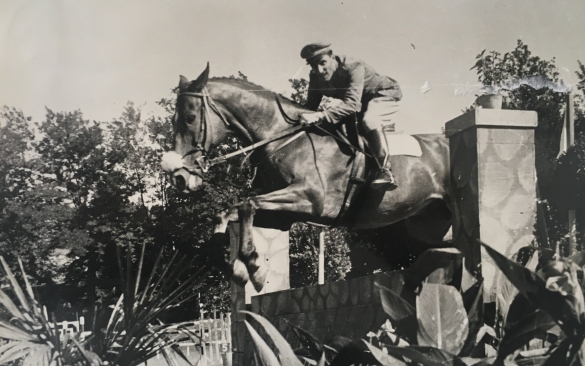 Concorso Ippico di Salsomaggiore- Collezione Biblioteca Comunale G.D. Romagnosi: 10-13 agosto 1960 - Ol Cavaliere Piero D'Inzeo in un bel salto alla barriera.