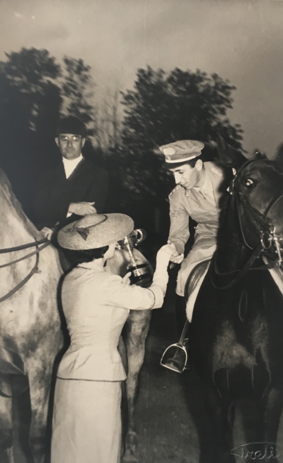 Concorso Ippico di Salsomaggiore- Collezione Biblioteca Comunale G.D. Romagnosi: 13 agosto 1960 - IL Cavaliere Raimondo D'Inzeo riceve un premio da una gentile dama