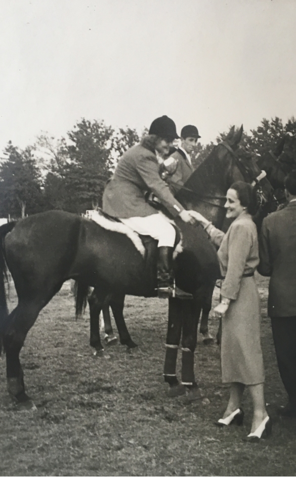 Concorso Ippico di Salsomaggiore- Collezione Biblioteca Comunale G.D. Romagnosi: 10-13 agosto 1960 - Amazzone in sella al proprio cavallo riceve i complimenta da parte di una ospite