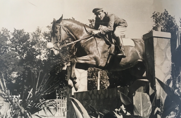 Concorso Ippico di Salsomaggiore- Collezione Biblioteca Comunale G.D. Romagnosi: 10-13 agosto 1960 -Cavaliere al salto dell'ostacolo