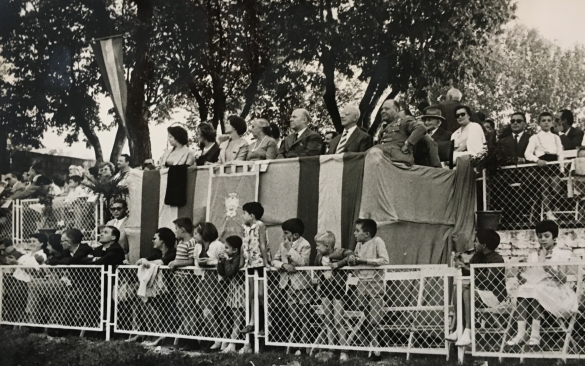 Concorso Ippico di Salsomaggiore- Collezione Biblioteca Comunale G.D. Romagnosi: 10-13 agosto 1960 - Il podio con la giuria della 38^ edizione del concorso