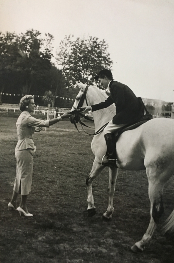 Concorso Ippico di Salsomaggiore- Collezione Biblioteca Comunale G.D. Romagnosi: 13 agosto 1960 - Cavaliere riceve un premio