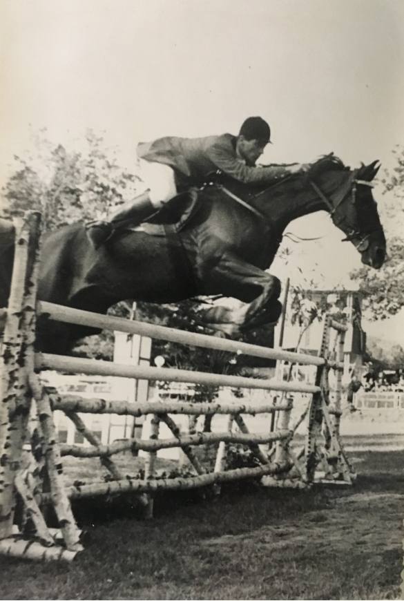 Concorso Ippico di Salsomaggiore- Collezione Biblioteca Comunale G.D. Romagnosi: 10-13 agosto 1960 - 38^ edizione del concorso. Ardimento e slancio in un bel salto alla barriera.