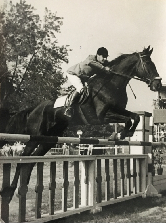Concorso Ippico di Salsomaggiore- Collezione Biblioteca Comunale G.D. Romagnosi: 10-13 agosto 1960 - Salto di un ostacolo del percorso di gara