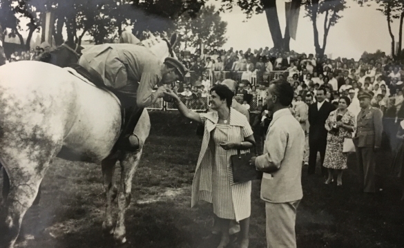 Concorso Ippico di Salsomaggiore- Collezione Biblioteca Comunale G.D. Romagnosi: 13 agosto 1960 - La soprano Anna Moffo riceve i saluti del cavaliere D'Inzeo