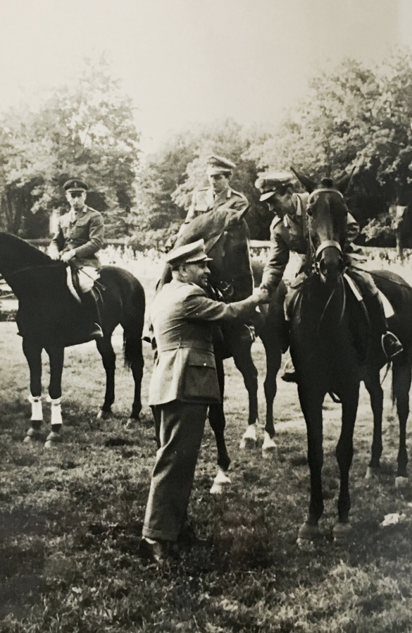 Concorso Ippico di Salsomaggiore- Collezione Biblioteca Comunale G.D. Romagnosi: 10-13 agosto 1960 - Il saluto dell'autorità militare ai cavalieri della squadra Carabinieri con Raimondo D'Inzeo