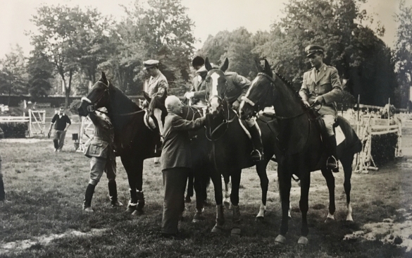 Concorso Ippico di Salsomaggiore- Collezione Biblioteca Comunale G.D. Romagnosi: 10-13 agosto 1960 - Gruppo di cavalieri a cavallo ricevono i saluti da parte dell'autorità delegata