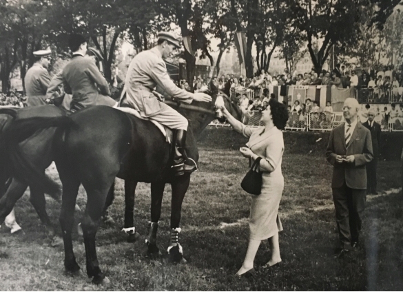 Concorso Ippico di Salsomaggiore- Collezione Biblioteca Comunale G.D. Romagnosi: 10-13 agosto 1960 - Il Cavaliere D'Inzeo riceve un riconoscimento da una gentile dama