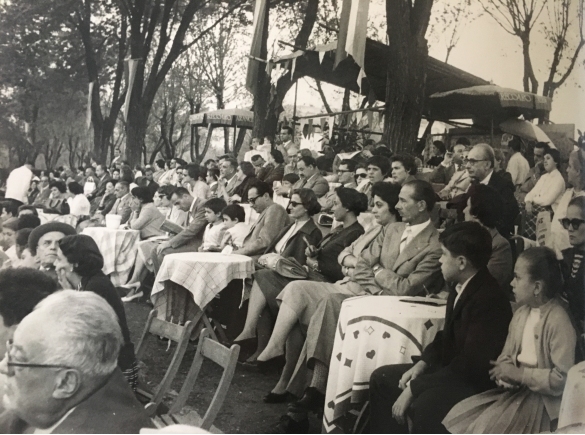 Concorso Ippico di Salsomaggiore- Collezione Biblioteca Comunale G.D. Romagnosi: 10-13 agosto 1960 - Il pubblico attento segue la gara 