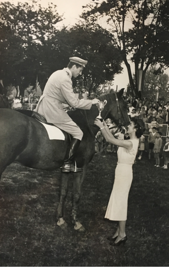Concorso Ippico di Salsomaggiore- Collezione Biblioteca Comunale G.D. Romagnosi: 3 agosto 1960 - Premiazione al Cavaliere Tenete Colonello Gutierrez