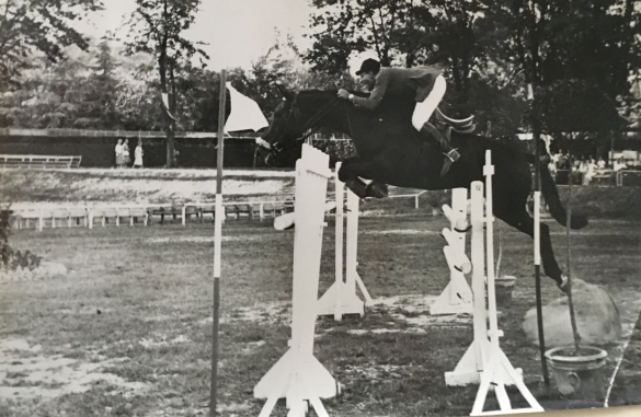 Concorso Ippico di Salsomaggiore- Collezione Biblioteca Comunale G.D. Romagnosi: 10-13 agosto 1960 - Ardimento e slancio in un bel salto alla barriera.