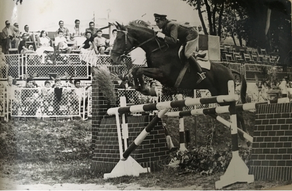 Concorso Ippico di Salsomaggiore- Collezione Biblioteca Comunale G.D. Romagnosi: 10-13 agosto 1960 - Cavallo e cavaliere nel percorso di gara