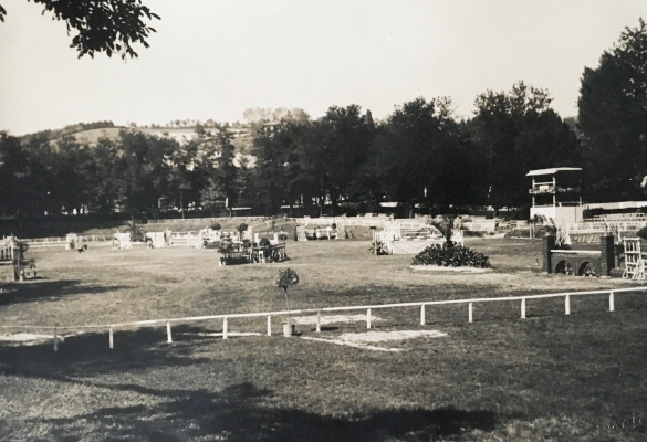 Concorso Ippico di Salsomaggiore- Collezione Biblioteca Comunale G.D. Romagnosi: 1960 - L'arena di gara della 38^ edizione del concorso