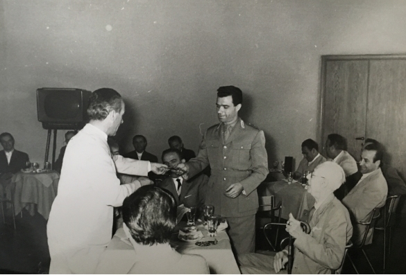 Concorso Ippico di Salsomaggiore- Collezione Biblioteca Comunale G.D. Romagnosi: 1960 - Il Cavaliere Tenente Colonello Gutierrez riceve un premio