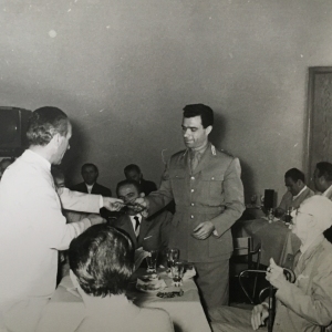 Concorso Ippico di Salsomaggiore- Collezione Biblioteca Comunale G.D. Romagnosi: 1960 - Il Cavaliere Tenente Colonello Gutierrez riceve un premio