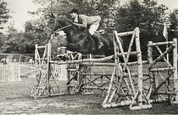 Concorso Ippico di Salsomaggiore- Collezione Biblioteca Comunale G.D. Romagnosi: 10-13 agosto 1960 - Il Cavaliere Graziano Mancinelli nel salto dell'ostacolo