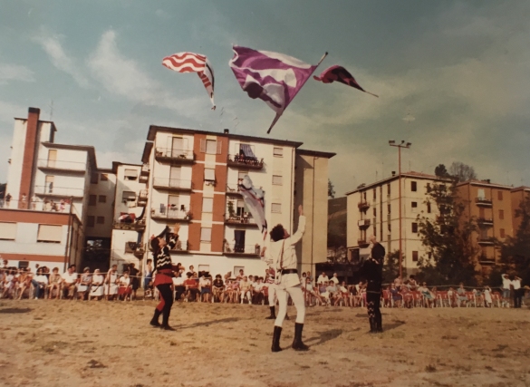 Tabiano Manifestazione  - Collezione Biblioteca Comunale G.D. Romagnosi : 17 luglio 1982 - Esibizione Gruppo Sbandieratori San Gemini (Umbria)