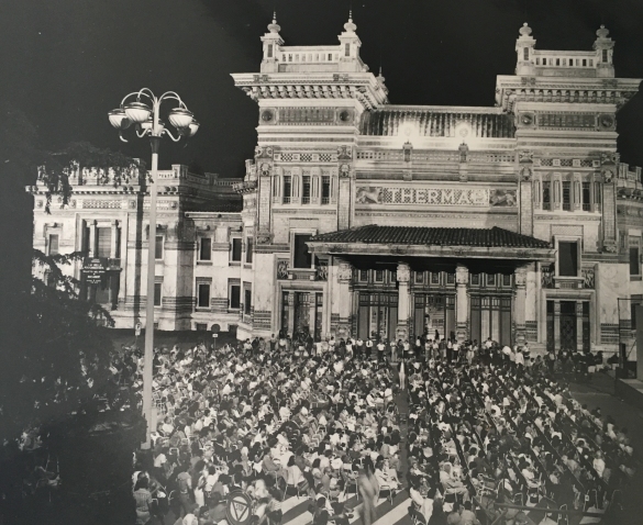 Evento in Piazza Berzieri - Collezione Biblioteca Comunale G.D. Romagnosi: 5 agosto 1982 - Piazza Berzieri gremita di pubblico per lo spettacolo 
