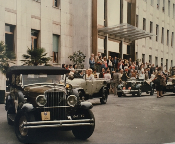 Tabiano, Sfilata Auto d'Epoca - Collezione Biblioteca Comunale G.D. Romagnosi: 2 giugno 1986 - Sfilata d'auto d'epoca sul piazzale delle terme Respighi