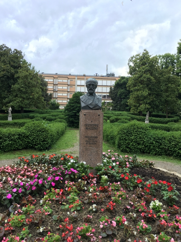 Parco Mazzini: L'aiuola con la statua dedicata a Giuseppe Mazzini