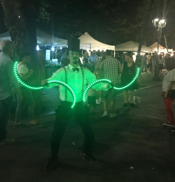 Viale Romagnosi in Festa: Esibizione di un artista di strada