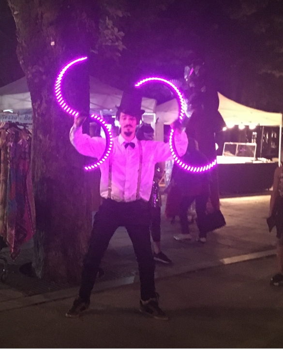 Viale Romagnosi in Festa: Esobizione di un artista di strada