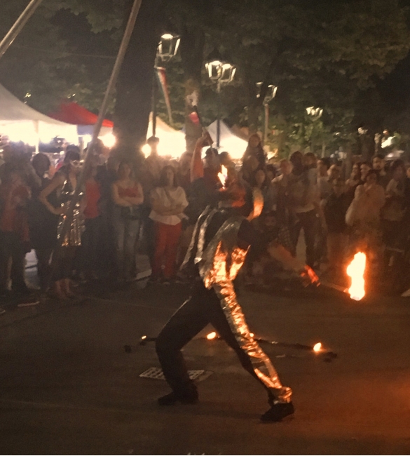 Viale Romagnosi in Festa: Esibizione di un mangiafuoco