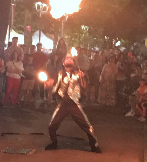Viale Romagnosi in Festa: Esibizione di un mangiafuoco