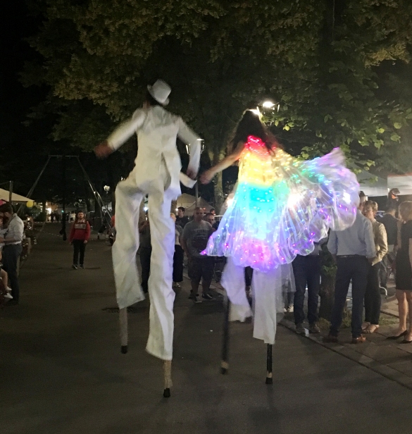 Viale Romagnosi in Festa: Trampolieri per le via cittadina