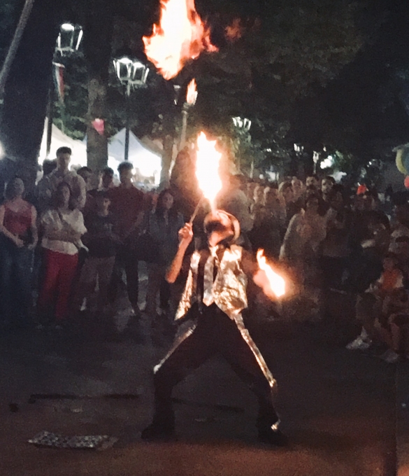 Viale Romagnosi in Festa: Esibizione di un mangiafuoco