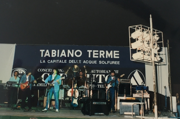 Fausto Leali in Concerto - Collezione Biblioteca Comunale G. D. Romagnosi: 08/08/1986 - Il concerto di Fausto Leali a Tabiano, nel piazzale antistante l'ex Albergo Verdi