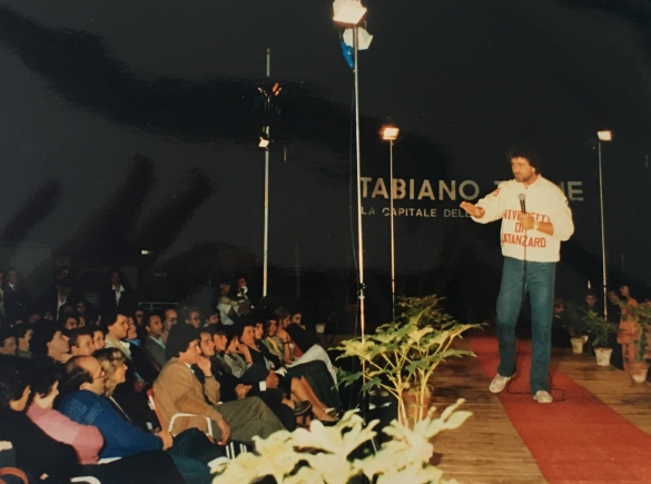 Tabiano - Spettacolo di Beppe Grillo - Collezione Biblioteca Comunale G. D. Romagnosi : 10 settembre 1986 - Spettacolo di Beppe Grillo a Tabiano, nel piazzale antistante l'ex Albergo Verdi