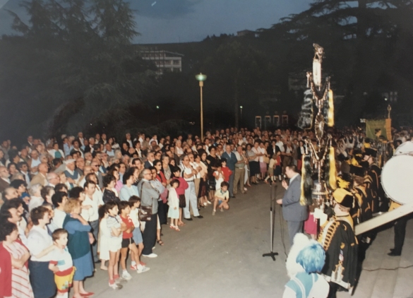 Tabiano, Manifestazione - Collezione Biblioteca Comunale G.D. Romagnosi: 7 giugno 1985 - Il pubblico affolla il piazzale delle Terme Respighi per assistere allo spettacolo della Banda e Majorettes di Stoccarda e Salsomaggiore