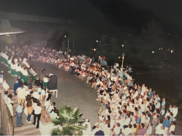 Tabiano Manifestazione - Collezione Biblioteca Comunale G.D. Romagnosi: 25 agosto 1983 - Il pubblico affolla il piazzale delle Terme Respighi per assistere ad uno spettacolo folcloistico