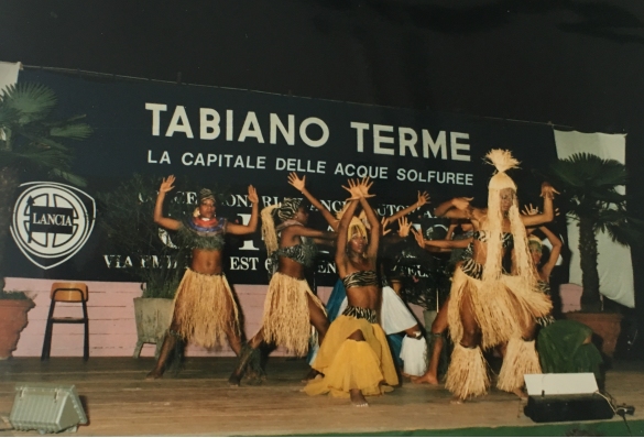 Tabiano Manifestazione -Collezione Biblioteca Comunale G.D. Romagnosi: 1986 - Spettacolo Carnevale Brasiliano a Tabiano nella piazza antistante l'ex albergo Verdi