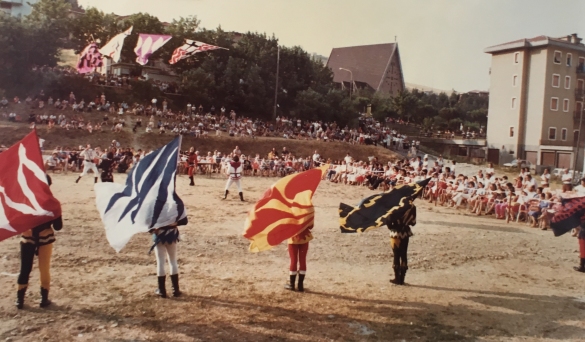 Tabiano Manifestazione - Collezione Biblioteca Comunale G.D. Romagnosi : 17 luglio 1982 - Esibizione Gruppo Sbandieratori San Gemini (Umbria)	
