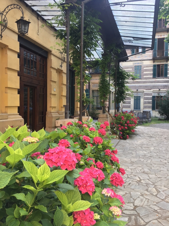 Palazzo dei Congressi - Il Cortile: La pensilina dell'ingresso e la ringhiera in ferro battuto  opera di Alessandro Mazzucotelli