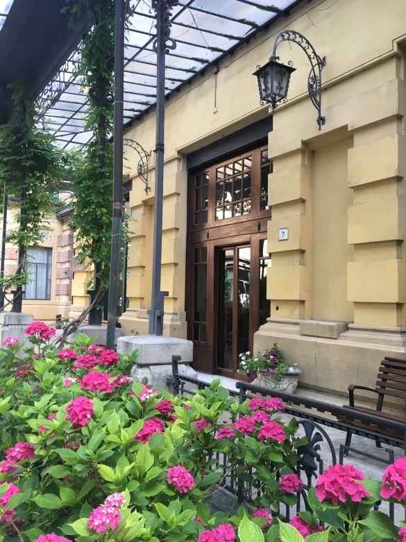 Palazzo dei Congressi - Il Cortile: La pensilina dell'ingresso e la ringhiera in ferro battuto  opera di Alessandro Mazzucotelli