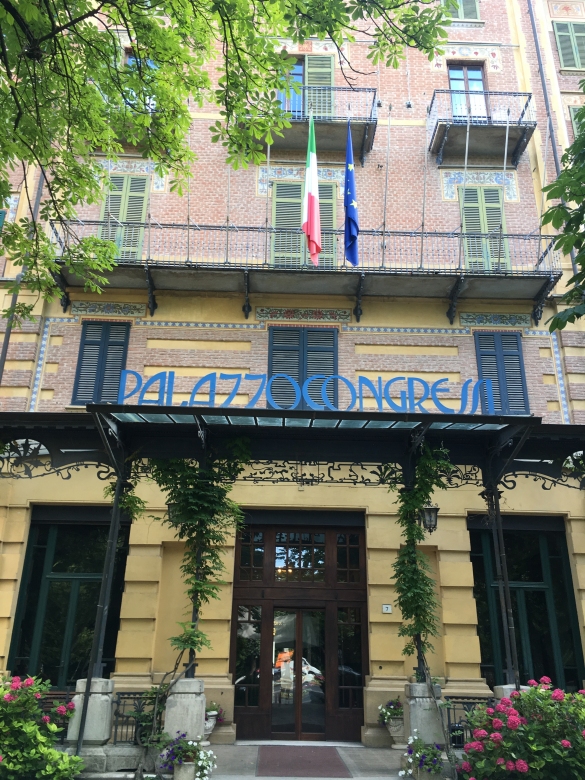 Palazzo dei Congressi - Il Cortile: La pensilina dell'ingresso e la ringhiera in ferro battuto  opera di Alessandro Mazzucotelli