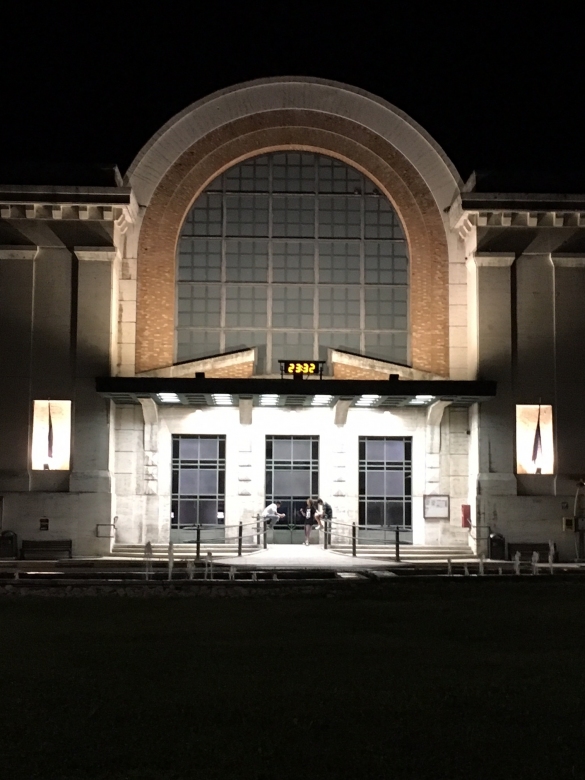 Stazione della Ferrovia: Nuova illuminazione architetturale sullo storico edificio della stazione.