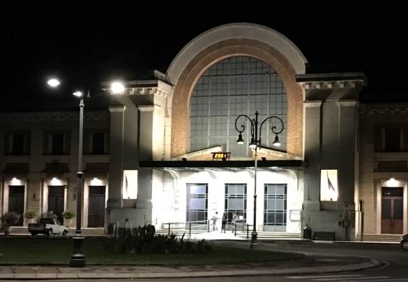Stazione della Ferrovia: Nuova illuminazione architetturale sullo storico edificio della stazione.