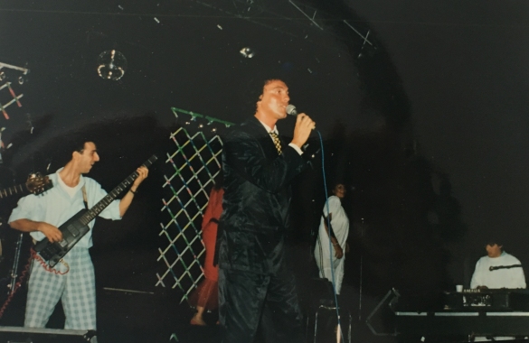 TABIANO CONCERTO -  - Collezione Biblioteca Comunale G.D. Romagnosi : 20 agosto 1986 - Concerto del cantante Cristian nel piazzale antistante l'albergo Verdi
