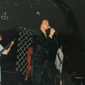 TABIANO CONCERTO -  - Collezione Biblioteca Comunale G.D. Romagnosi : 20 agosto 1986 - Concerto del cantante Cristian nel piazzale antistante l'albergo Verdi