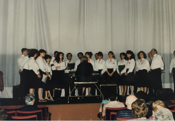 TABIANO MANIFESTAZIONE - Collezione Biblioteca Comunale G.D. Romagnosi : 26 Aprile 1986 - La Corale Santa Cecilia si esibisce in uno spettacolo al Cinema Lux di Tabiano