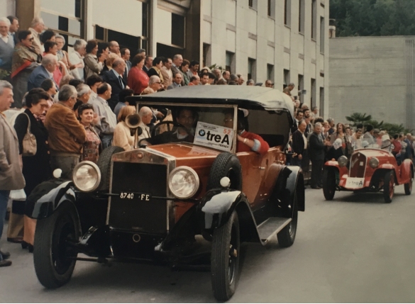 Tabiano, Sfilata Auto d'Epoca - Collezione Biblioteca Comunale G.D. Romagnosi: 2 giugno 1986 - Sfilata d'auto d'epoca sul piazzale delle terme Respighi	